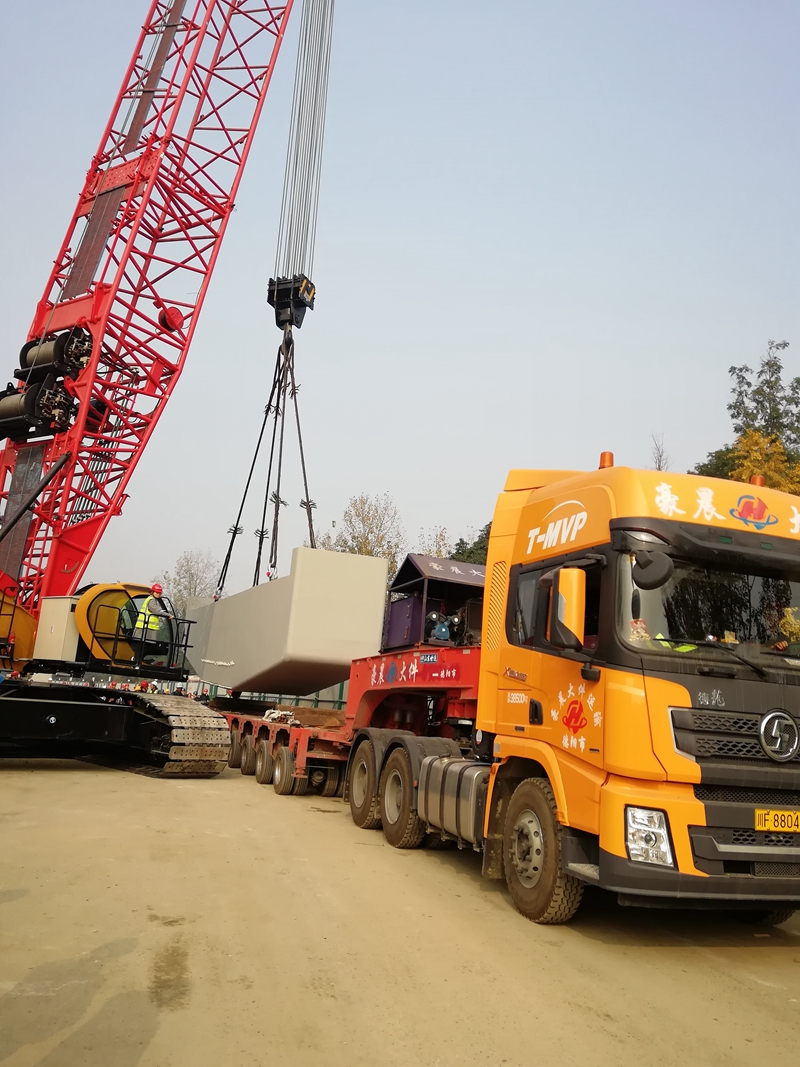 成彭高架首個高架橋雙墩柱蓋梁吊裝現(xiàn)場1_副本 成彭高架首個高架橋雙墩柱蓋梁吊裝現(xiàn)場1_副本