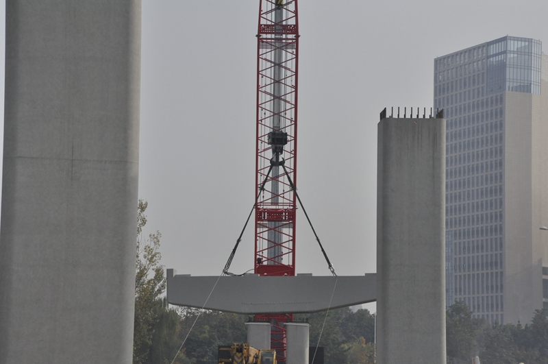 成彭高架首個高架橋蓋梁吊裝現(xiàn)場2_副本 成彭高架首個高架橋蓋梁吊裝現(xiàn)場2_副本