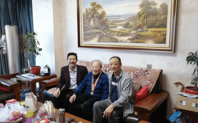 慰問公司榮獲中共中央、國務(wù)院、中央軍委頒發(fā)的“慶祝中華人民共和國成立70周年”紀(jì)念章的老黨員、離休干部胡成金同志_副本_副本