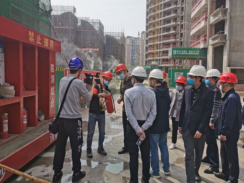 德陽(yáng)市旌陽(yáng)區(qū)質(zhì)量安全監(jiān)督旌陽(yáng)站站長(zhǎng)田文姜到美信國(guó)際花園城一標(biāo)段項(xiàng)目進(jìn)行復(fù)工安全質(zhì)量檢查2