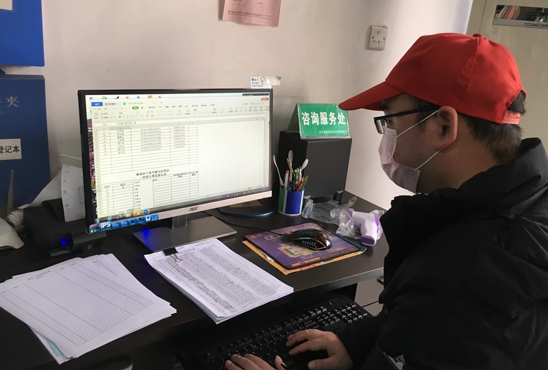 王建對領(lǐng)取口罩的人員核對信息、錄入信息