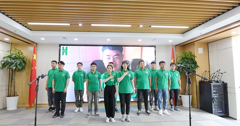 新員工們?cè)诮Y(jié)業(yè)典禮表演節(jié)目