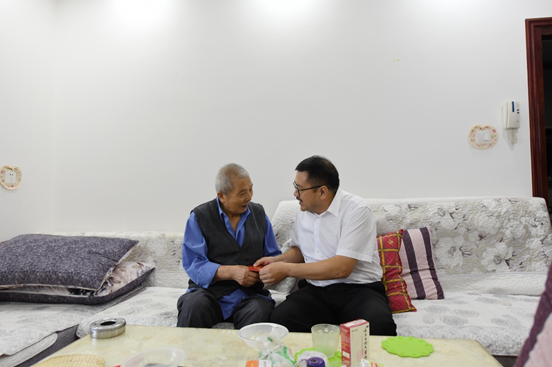 慰問(wèn)老黨員翟景成_副本 慰問(wèn)老黨員翟景成_副本